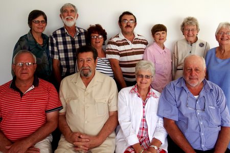 Die NGK se Uitreik Kommissie, met voor vlnr is ds Dirk van Dyk, Johan van Wyk, Elcine en Johan Hulme. Agter vlnr is Ansie en Gerhard Germishuys, Christelle en George Wiese, Anita Botha, Alethea Pansergrouw en Lettie Wiese.